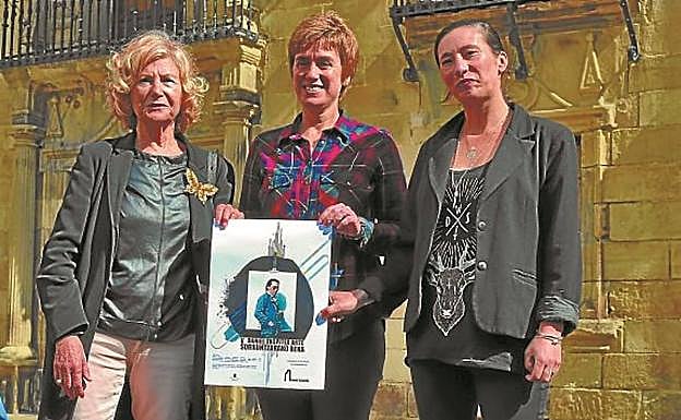 Begoña Zendoya, viuda de Daniel Txopitea y la hija, Ainize Txopitea, junto a la concejala Nekane Iribar.