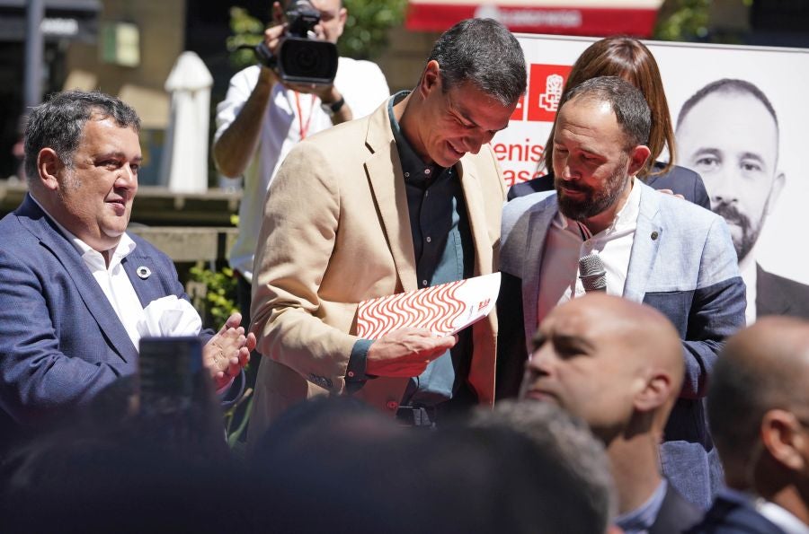 Sánchez ha participado en un acto electoral en San Sebastián junto con los candidatos a diputado general de Gipuzkoa, Denis Itxaso, y a la Alcaldía de la capital guipuzcoana, Ernesto Gasco,