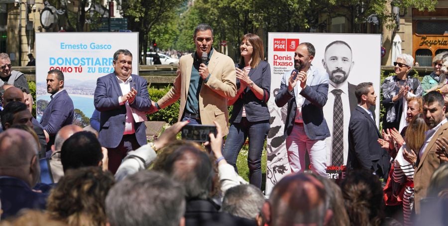 Sánchez ha participado en un acto electoral en San Sebastián junto con los candidatos a diputado general de Gipuzkoa, Denis Itxaso, y a la Alcaldía de la capital guipuzcoana, Ernesto Gasco,