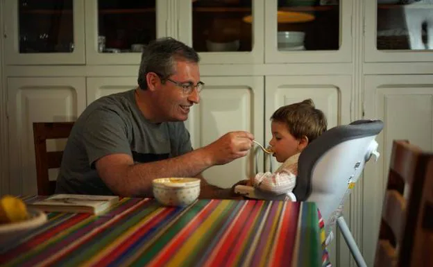 Markel Olano con su hijo en la cocina de su casa.