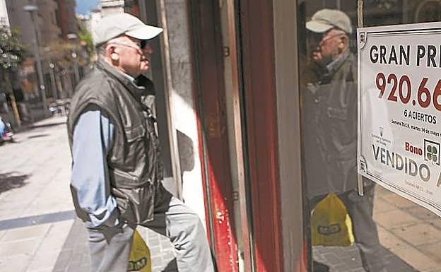 El cartel que anuncia el gran premio validado en el estanco de la calle Juan Arana. 