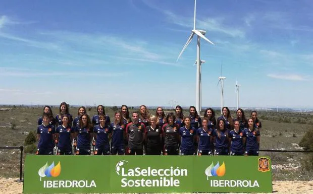 La seleccion 'sostenible' española, en el Parque Eólico de Maranchón. 