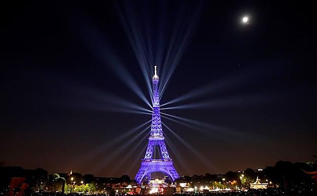 La Torre Eiffel de París celebra su 130 cumpleaños.