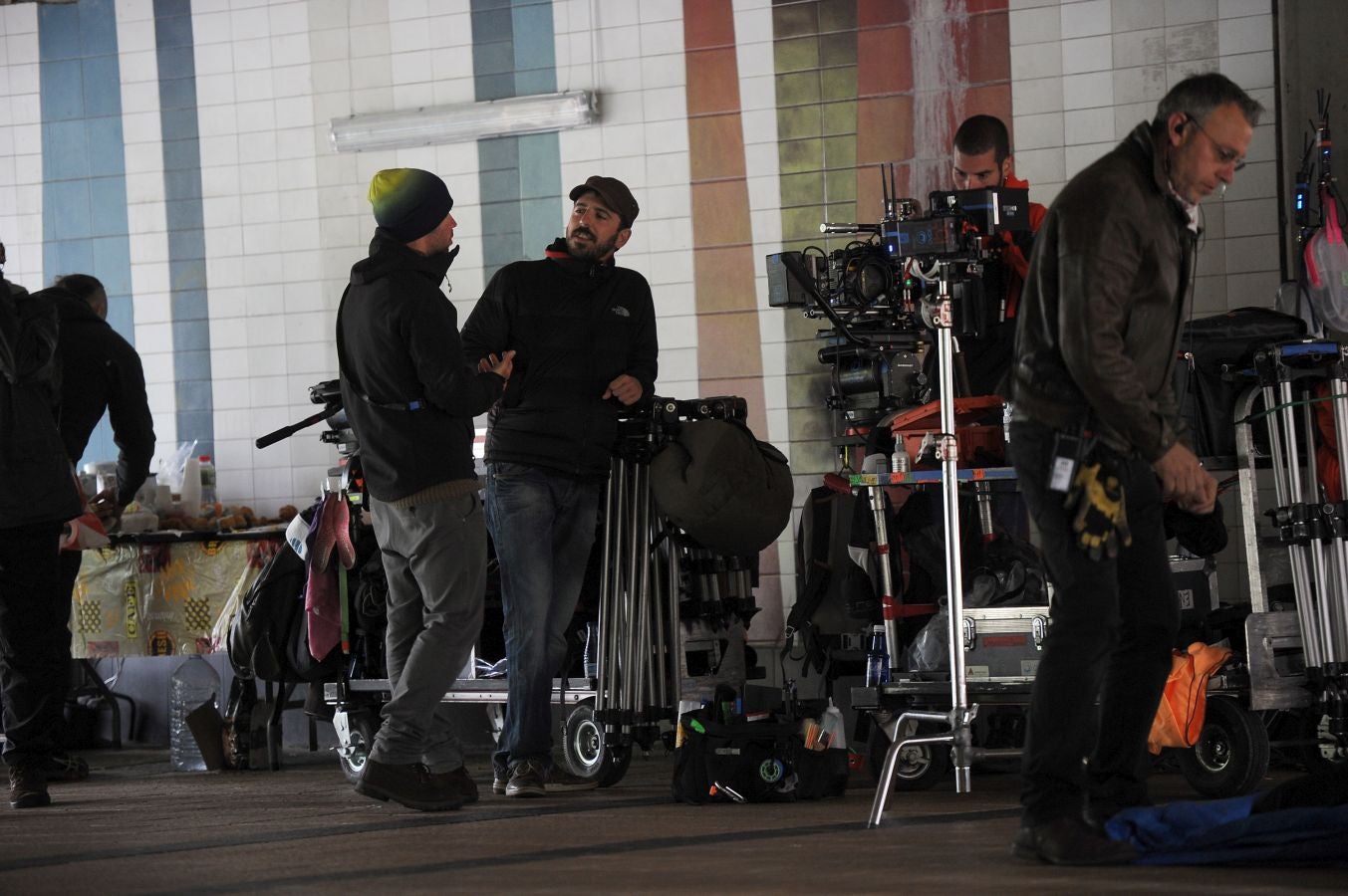 'Patria', la serie inspirada en la novela de Fernando Aramburu que Aitor Gabilondo rueda para la plataforma HBO, continúa rodándose en escenarios de la capital donostiarra. Si hace unas semanas fue en la Parte Vieja, ahora el equipo rueda en el barrio de Lorea.