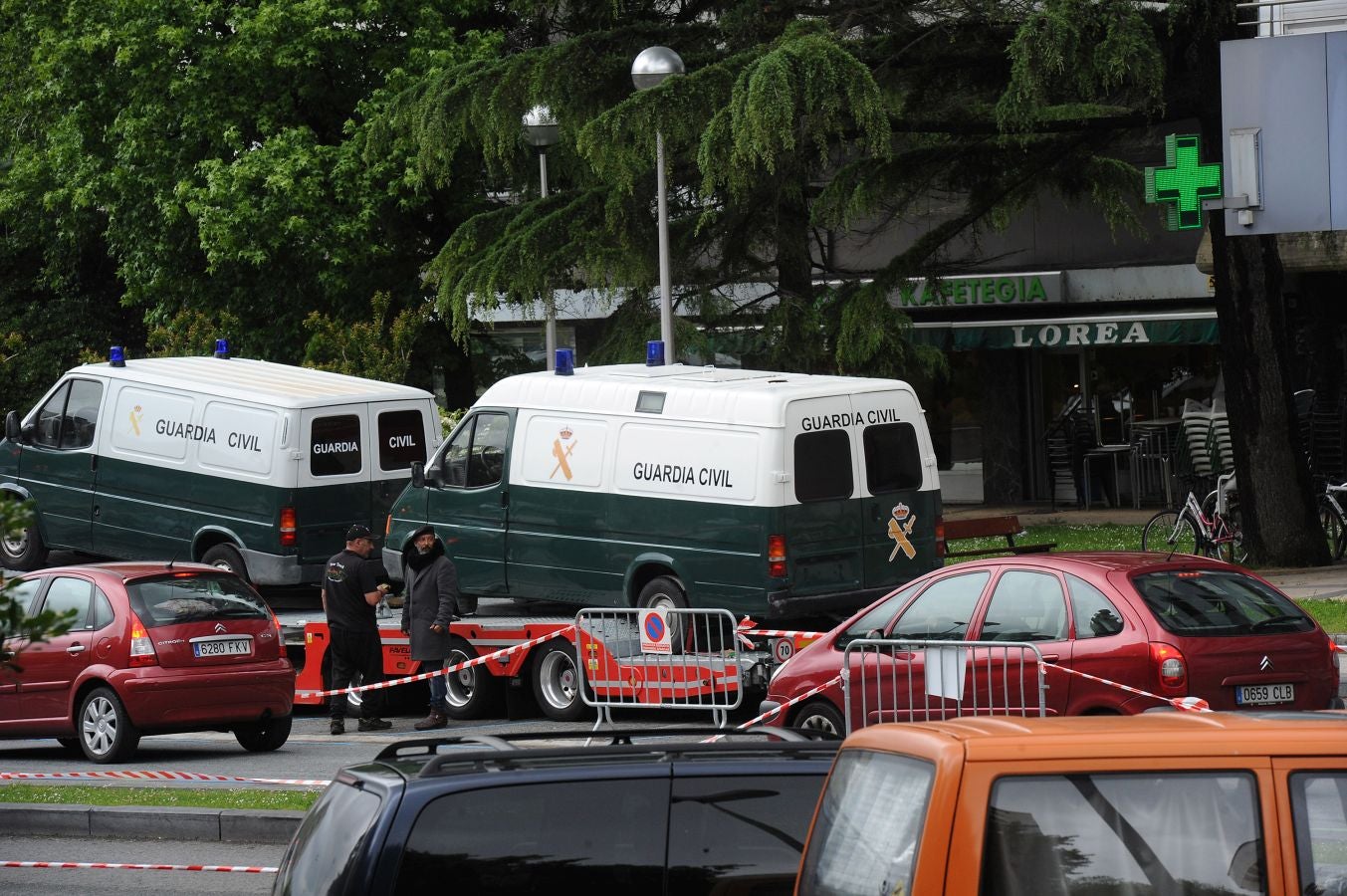 'Patria', la serie inspirada en la novela de Fernando Aramburu que Aitor Gabilondo rueda para la plataforma HBO, continúa rodándose en escenarios de la capital donostiarra. Si hace unas semanas fue en la Parte Vieja, ahora el equipo rueda en el barrio de Lorea.