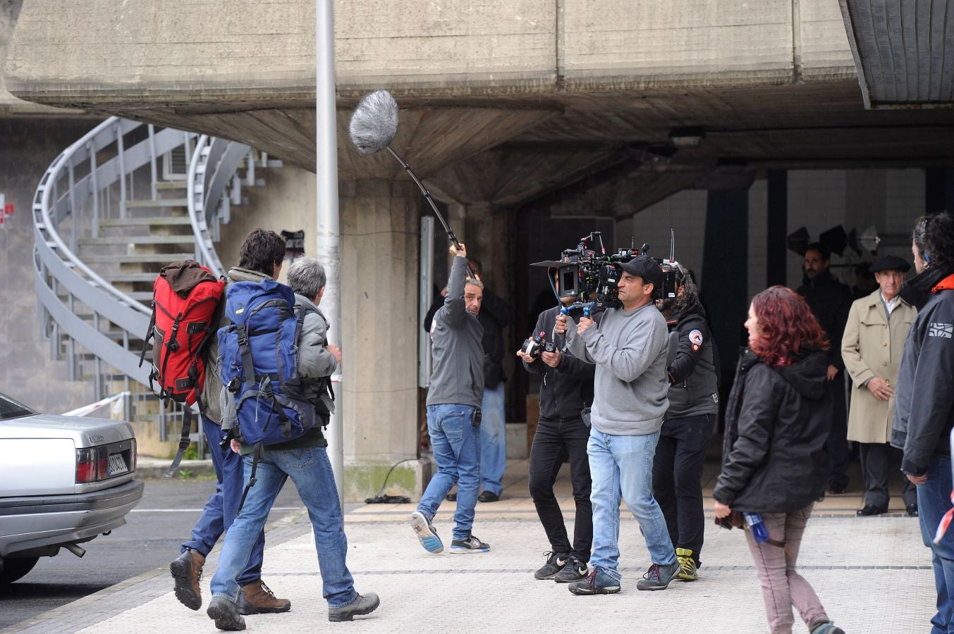 'Patria', la serie inspirada en la novela de Fernando Aramburu que Aitor Gabilondo rueda para la plataforma HBO, continúa rodándose en escenarios de la capital donostiarra. Si hace unas semanas fue en la Parte Vieja, ahora el equipo rueda en el barrio de Lorea.