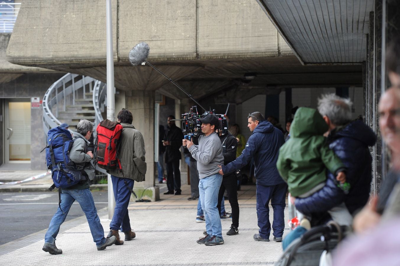 'Patria', la serie inspirada en la novela de Fernando Aramburu que Aitor Gabilondo rueda para la plataforma HBO, continúa rodándose en escenarios de la capital donostiarra. Si hace unas semanas fue en la Parte Vieja, ahora el equipo rueda en el barrio de Lorea.