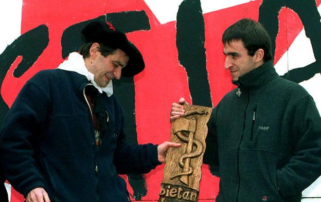 Egoiz Urrutikoetxea, a la derecha, junto a su padre 'Josu Ternera', en un recibimiento tras quedar en libertad en 2000..