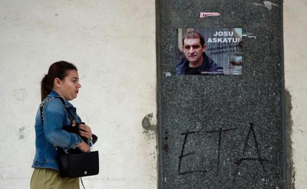 Cartel en Ugao-Miraballes, localidad natal de 'Josu Ternera'. 