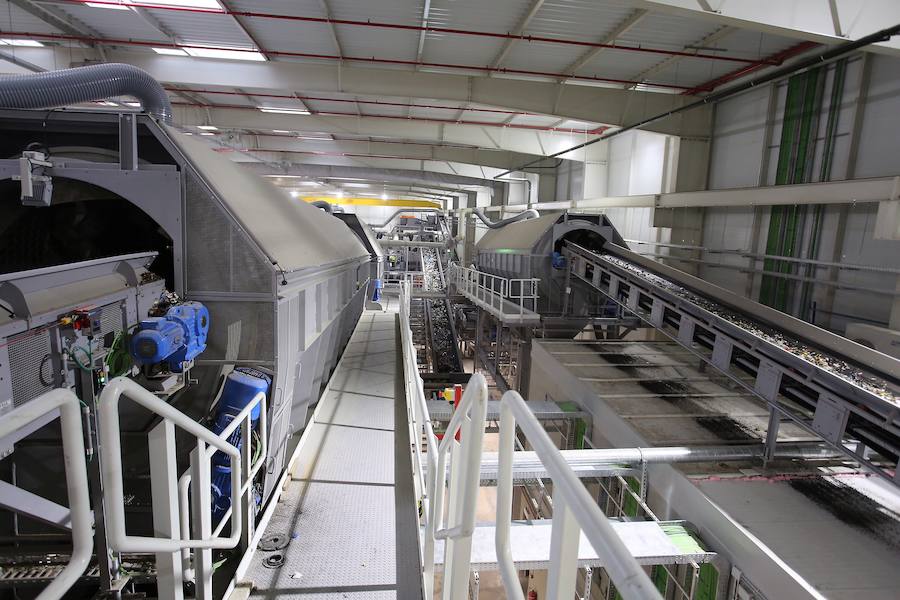 La planta de Tratamiento Mecánico Biológico (TMB) estrenada hace tres semanas en el Complejo Medioambiental de Zubieta ha empezado a recuperar parte de esa basura reciclable y a separarla para reducir el volumen de residuos que terminará, sí o sí, en la futura incineradora. 