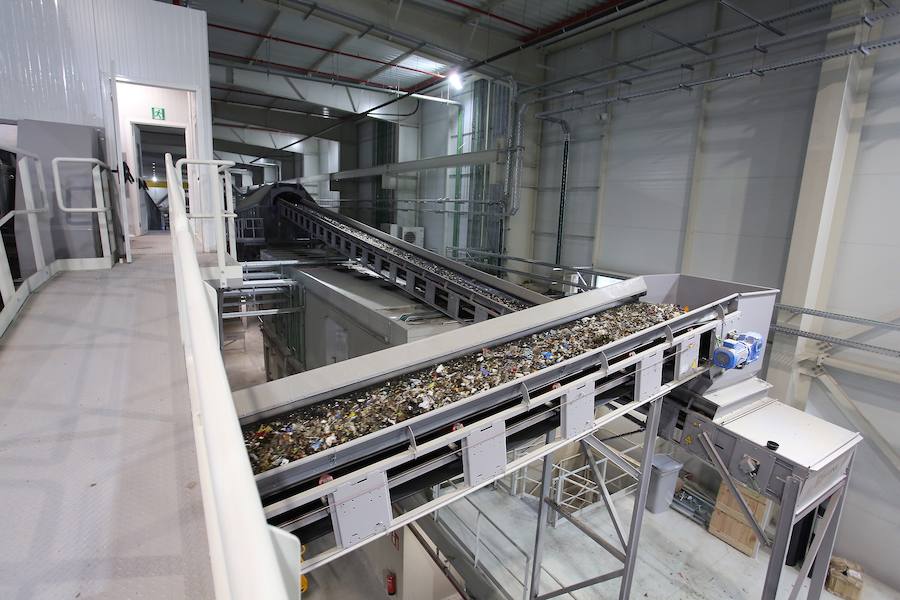 La planta de Tratamiento Mecánico Biológico (TMB) estrenada hace tres semanas en el Complejo Medioambiental de Zubieta ha empezado a recuperar parte de esa basura reciclable y a separarla para reducir el volumen de residuos que terminará, sí o sí, en la futura incineradora. 