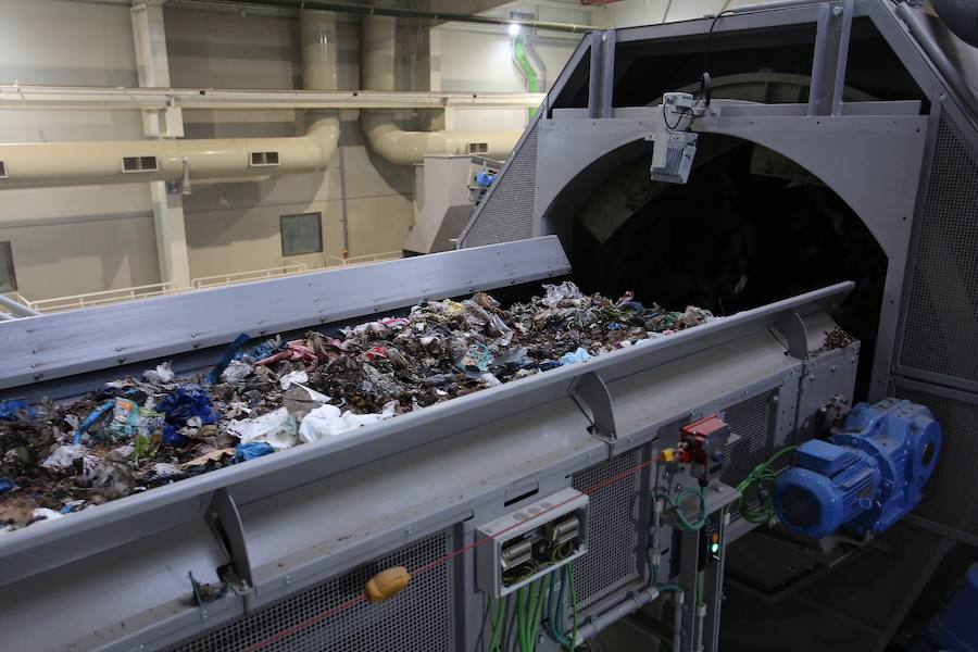 La planta de Tratamiento Mecánico Biológico (TMB) estrenada hace tres semanas en el Complejo Medioambiental de Zubieta ha empezado a recuperar parte de esa basura reciclable y a separarla para reducir el volumen de residuos que terminará, sí o sí, en la futura incineradora. 