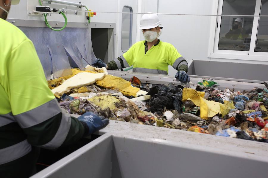 La planta de Tratamiento Mecánico Biológico (TMB) estrenada hace tres semanas en el Complejo Medioambiental de Zubieta ha empezado a recuperar parte de esa basura reciclable y a separarla para reducir el volumen de residuos que terminará, sí o sí, en la futura incineradora. 