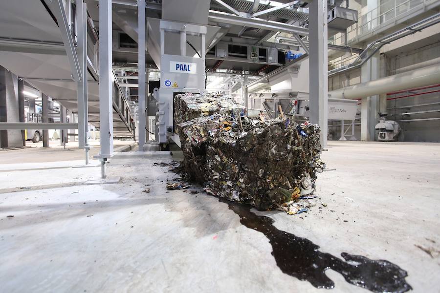 La planta de Tratamiento Mecánico Biológico (TMB) estrenada hace tres semanas en el Complejo Medioambiental de Zubieta ha empezado a recuperar parte de esa basura reciclable y a separarla para reducir el volumen de residuos que terminará, sí o sí, en la futura incineradora. 