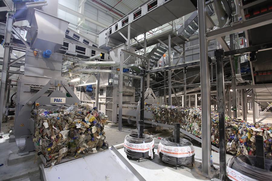 La planta de Tratamiento Mecánico Biológico (TMB) estrenada hace tres semanas en el Complejo Medioambiental de Zubieta ha empezado a recuperar parte de esa basura reciclable y a separarla para reducir el volumen de residuos que terminará, sí o sí, en la futura incineradora. 