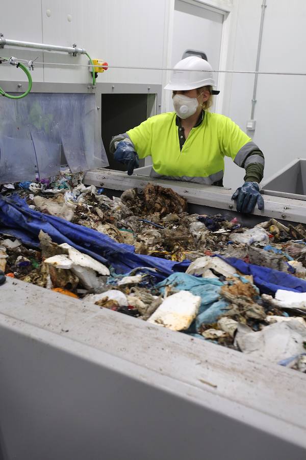 La planta de Tratamiento Mecánico Biológico (TMB) estrenada hace tres semanas en el Complejo Medioambiental de Zubieta ha empezado a recuperar parte de esa basura reciclable y a separarla para reducir el volumen de residuos que terminará, sí o sí, en la futura incineradora. 