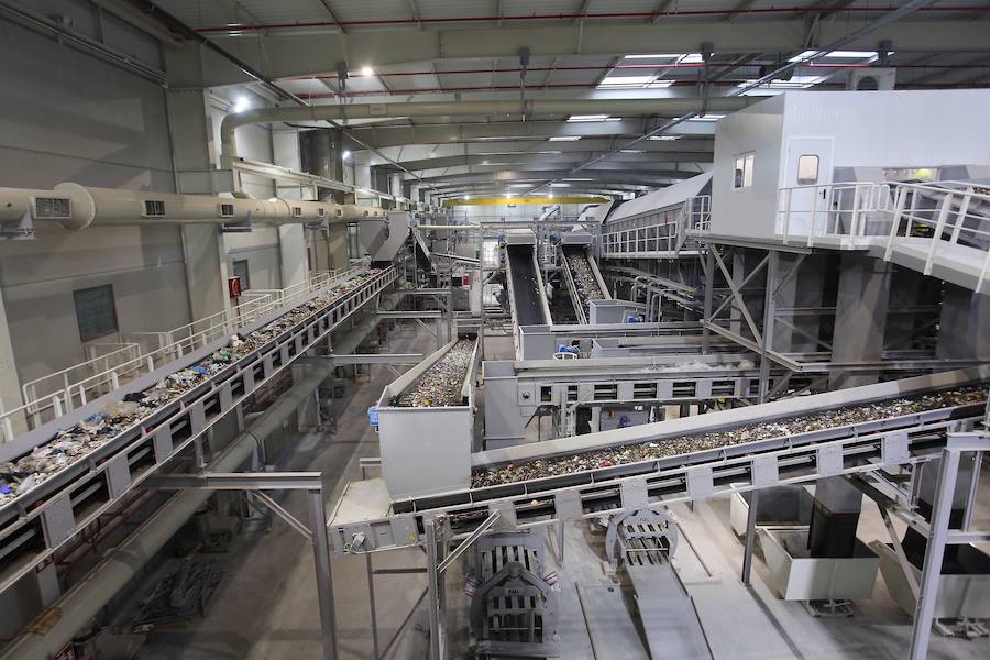 La planta de Tratamiento Mecánico Biológico (TMB) estrenada hace tres semanas en el Complejo Medioambiental de Zubieta ha empezado a recuperar parte de esa basura reciclable y a separarla para reducir el volumen de residuos que terminará, sí o sí, en la futura incineradora. 