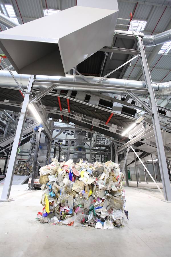 La planta de Tratamiento Mecánico Biológico (TMB) estrenada hace tres semanas en el Complejo Medioambiental de Zubieta ha empezado a recuperar parte de esa basura reciclable y a separarla para reducir el volumen de residuos que terminará, sí o sí, en la futura incineradora. 