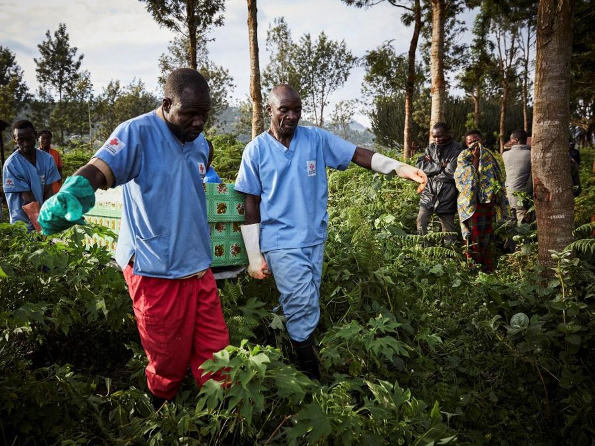 La respuesta a la actual crisis del ébola en Kivu del Norte se ha visto obstaculizada por una grave situación de seguridad, los ataques llevados a cabo por parte del grupo de milicianos Mai Mai y el grupo rebelde de las Fuerzas Democráticas Aliadas (ADF) de origen ugandés que afirmaba estar relacionado con el llamada red terrorista del Estado Islámico (ISIS o IS).