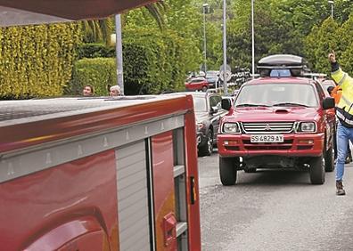 Imagen secundaria 1 - Vista general del lugar del suceso. Abajo a la izquierda, operarios de la obra explican lo sucedido a las autoridades. A la derecha, la grúa sin la caldera ya guardada. 