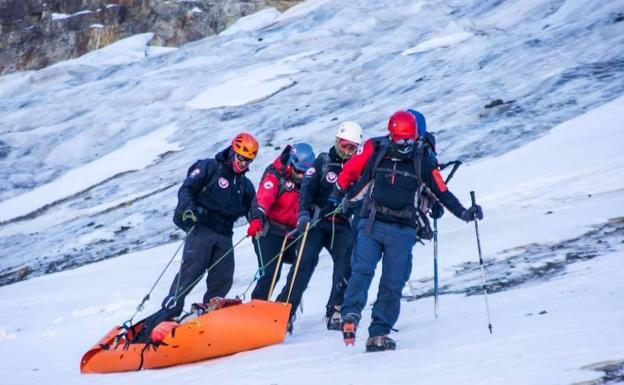 Miembros del equipo de rescate transportan un cuerpo hallado en el cerro Rincón de los Andes. 