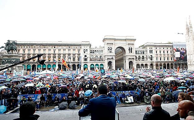 Mateo Salvini, este sábado durante la manifestación de los partidos populistas de derechas que concurren a las elecciones europeas, en Milán.