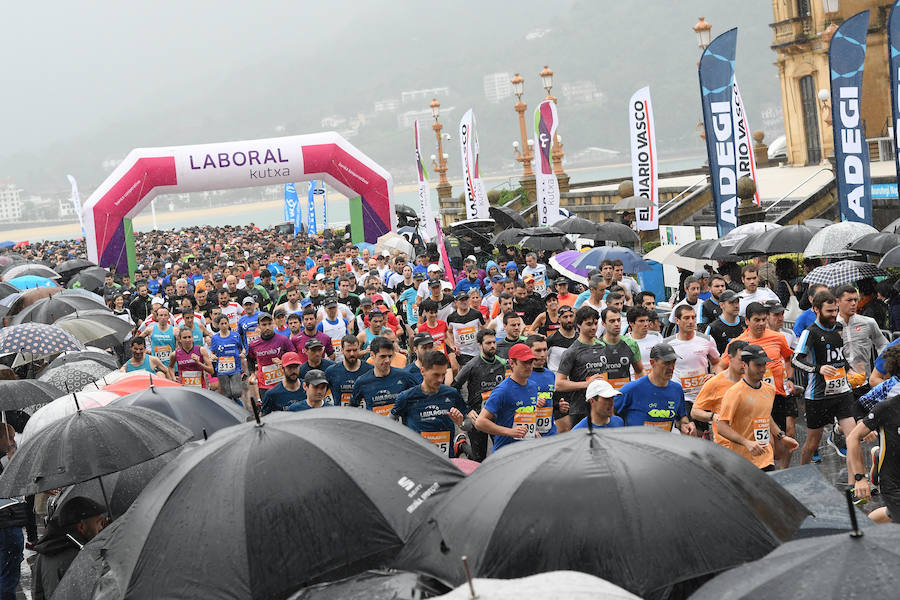 La XIII edición de la Carrera de Empresas se ha celebrado este domingo en Donostia. La lluvia no ha podido con los cientos de corredores que han participado en la prueba.