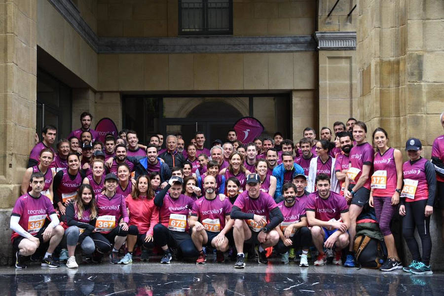 La XIII edición de la Carrera de Empresas se ha celebrado este domingo en Donostia. La lluvia no ha podido con los cientos de corredores que han participado en la prueba.
