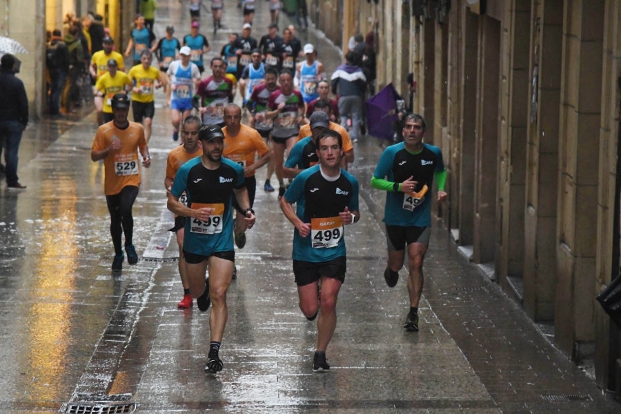La XIII edición de la Carrera de Empresas se ha celebrado este domingo en Donostia. La lluvia no ha podido con los cientos de corredores que han participado en la prueba.