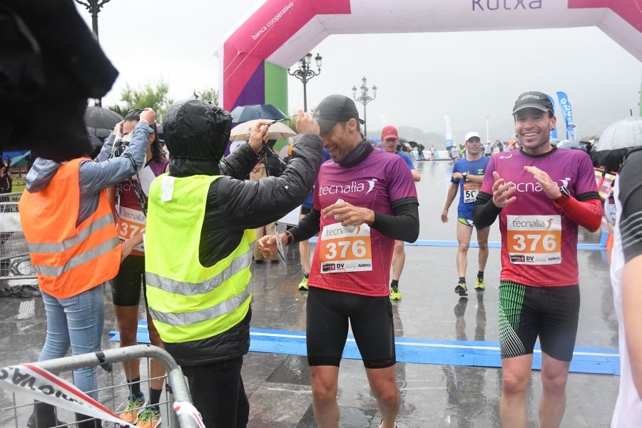 La XIII edición de la Carrera de Empresas se ha celebrado este domingo en Donostia. La lluvia no ha podido con los cientos de corredores que han participado en la prueba.