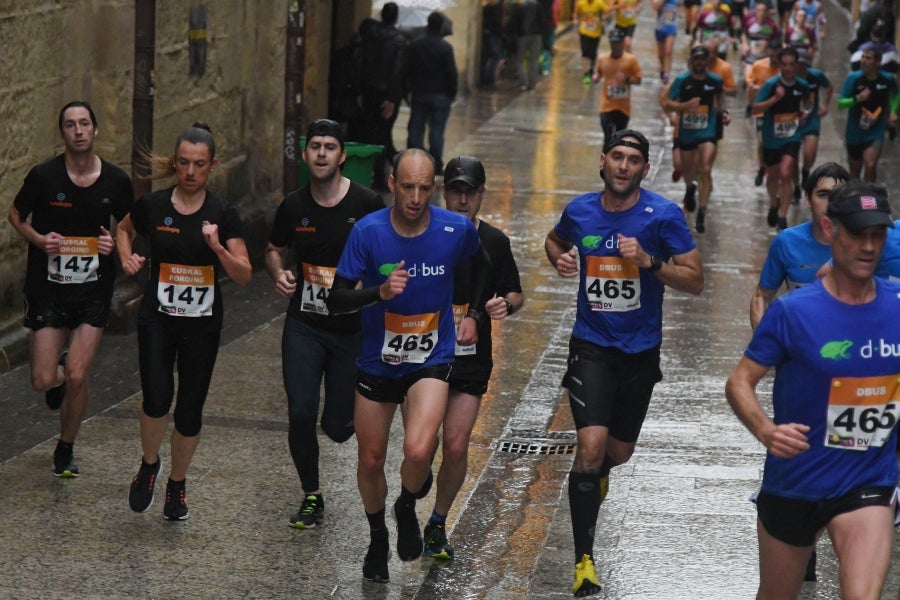 La XIII edición de la Carrera de Empresas se ha celebrado este domingo en Donostia. La lluvia no ha podido con los cientos de corredores que han participado en la prueba.