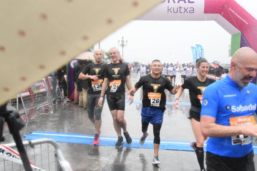 La XIII edición de la Carrera de Empresas se ha celebrado este domingo en Donostia. La lluvia no ha podido con los cientos de corredores que han participado en la prueba.