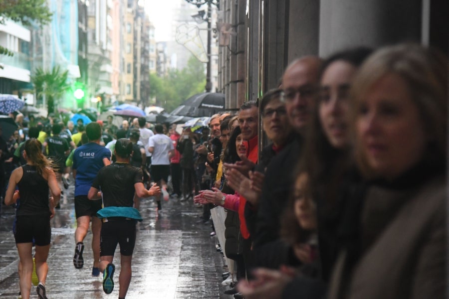 La XIII edición de la Carrera de Empresas se ha celebrado este domingo en Donostia. La lluvia no ha podido con los cientos de corredores que han participado en la prueba.