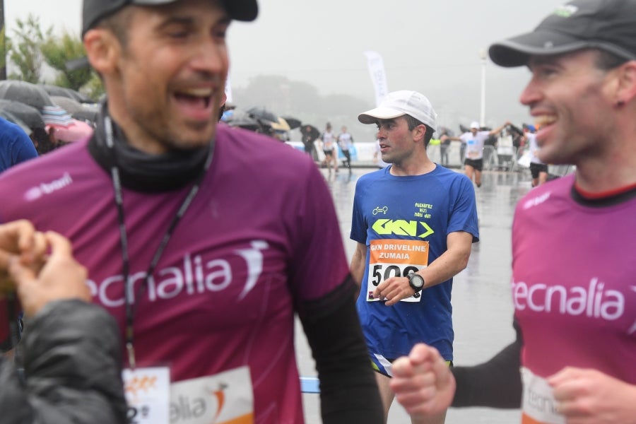 La XIII edición de la Carrera de Empresas se ha celebrado este domingo en Donostia. La lluvia no ha podido con los cientos de corredores que han participado en la prueba.