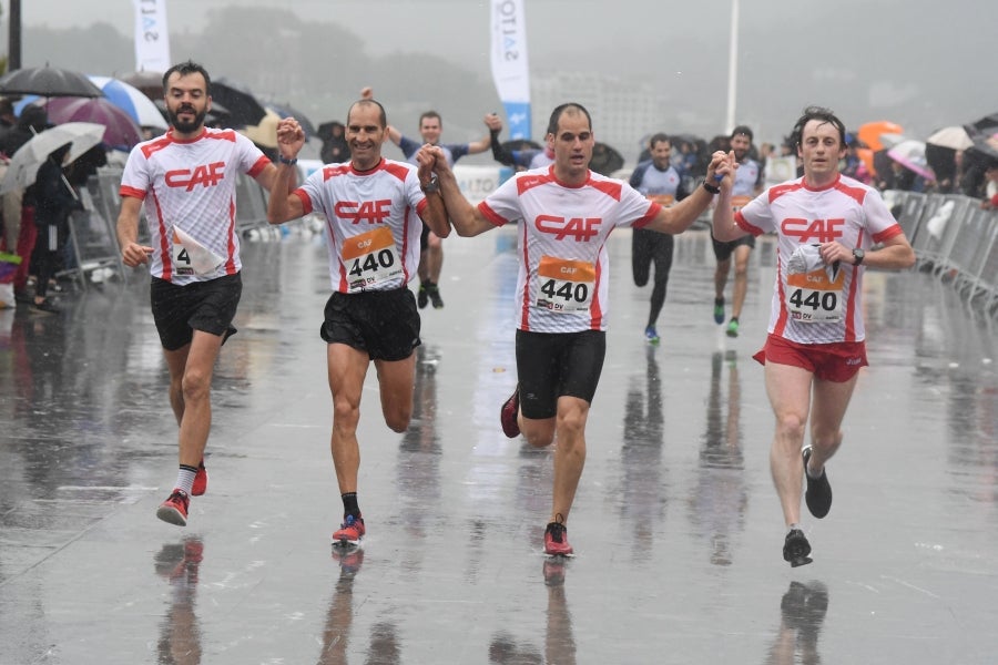 La XIII edición de la Carrera de Empresas se ha celebrado este domingo en Donostia. La lluvia no ha podido con los cientos de corredores que han participado en la prueba.