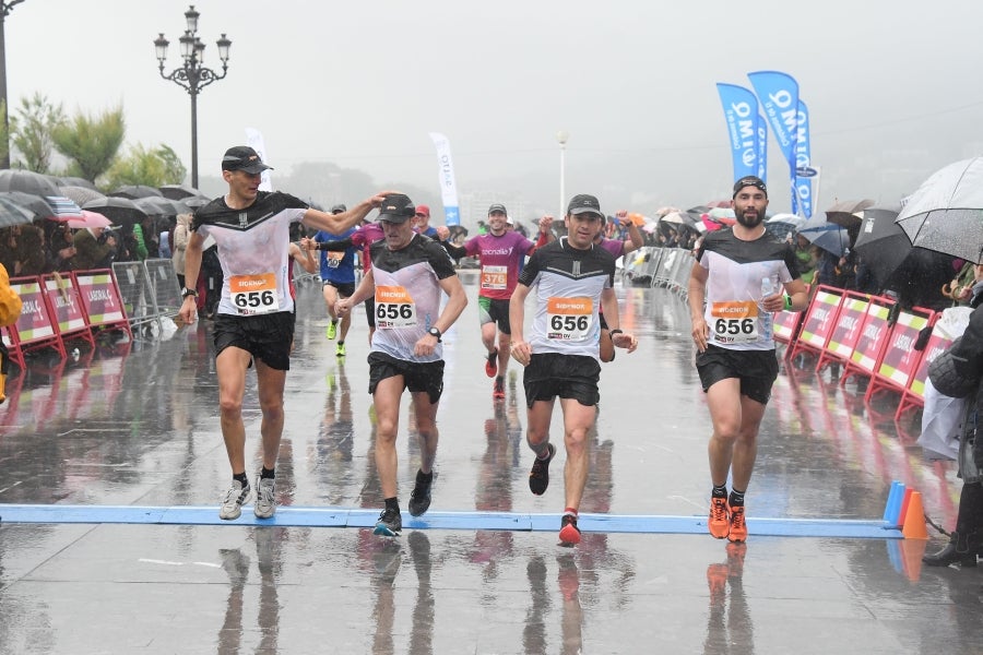 La XIII edición de la Carrera de Empresas se ha celebrado este domingo en Donostia. La lluvia no ha podido con los cientos de corredores que han participado en la prueba.