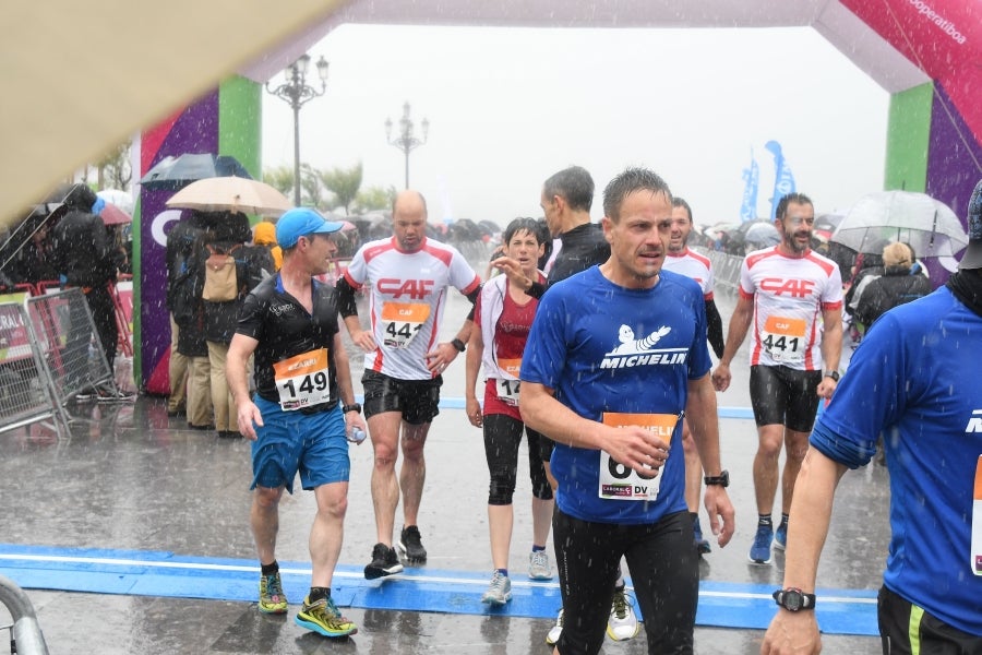 La XIII edición de la Carrera de Empresas se ha celebrado este domingo en Donostia. La lluvia no ha podido con los cientos de corredores que han participado en la prueba.