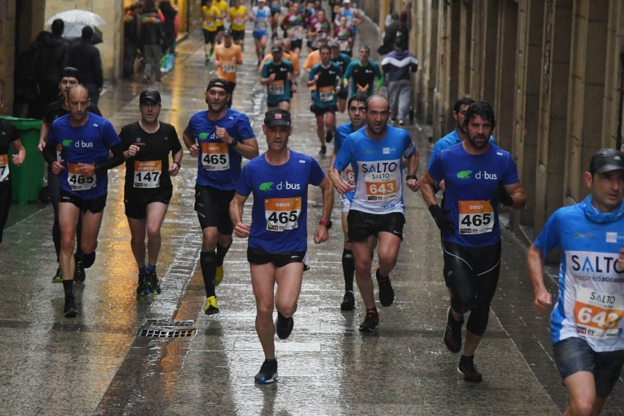 La XIII edición de la Carrera de Empresas se ha celebrado este domingo en Donostia. La lluvia no ha podido con los cientos de corredores que han participado en la prueba.
