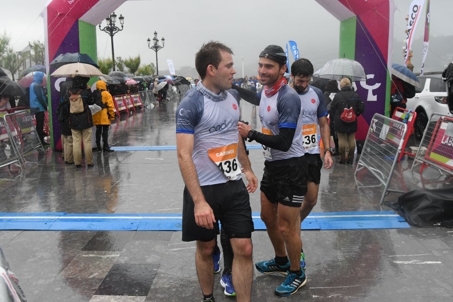 La XIII edición de la Carrera de Empresas se ha celebrado este domingo en Donostia. La lluvia no ha podido con los cientos de corredores que han participado en la prueba.