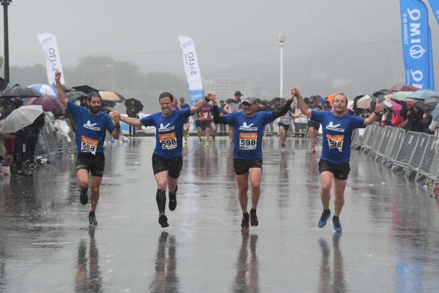 La XIII edición de la Carrera de Empresas se ha celebrado este domingo en Donostia. La lluvia no ha podido con los cientos de corredores que han participado en la prueba.