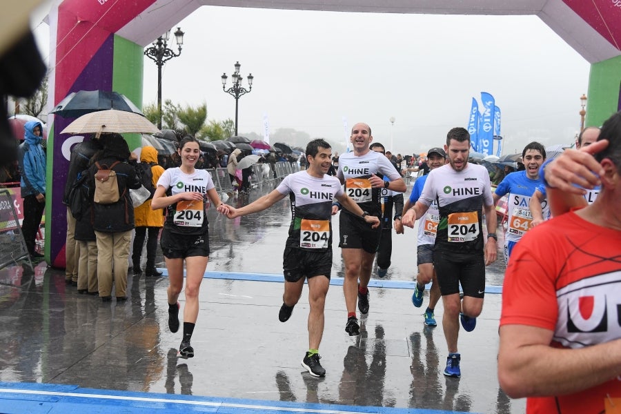 La XIII edición de la Carrera de Empresas se ha celebrado este domingo en Donostia. La lluvia no ha podido con los cientos de corredores que han participado en la prueba.
