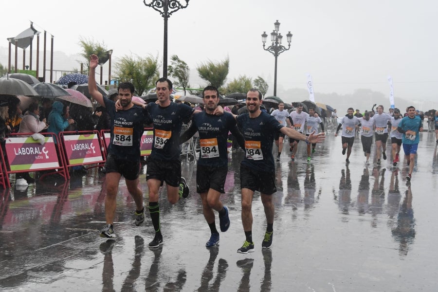 La XIII edición de la Carrera de Empresas se ha celebrado este domingo en Donostia. La lluvia no ha podido con los cientos de corredores que han participado en la prueba.