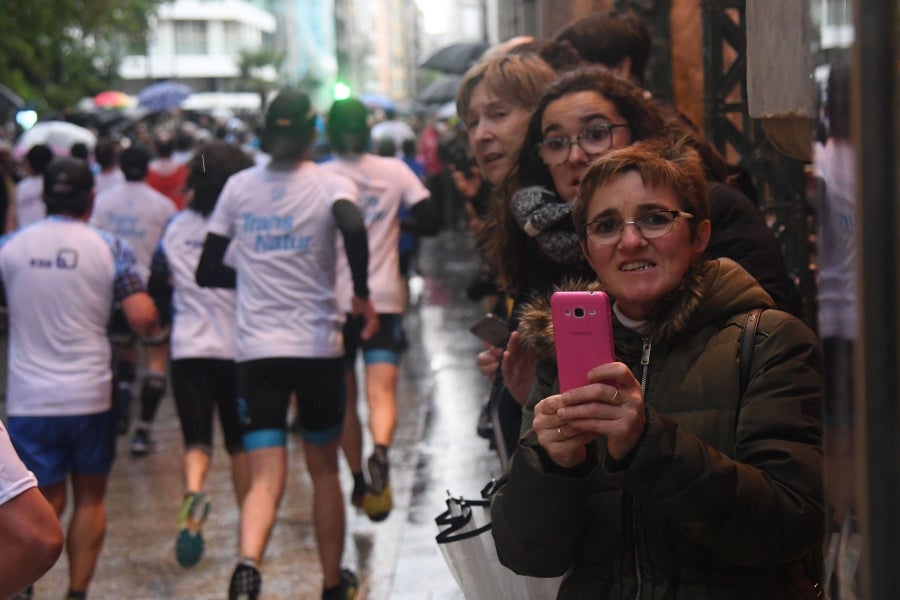 La XIII edición de la Carrera de Empresas se ha celebrado este domingo en Donostia. La lluvia no ha podido con los cientos de corredores que han participado en la prueba.