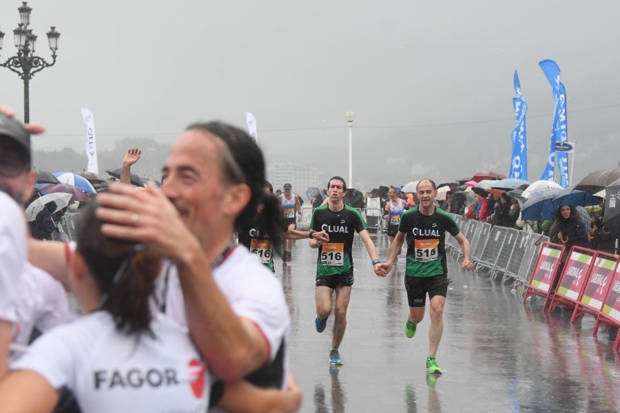 La XIII edición de la Carrera de Empresas se ha celebrado este domingo en Donostia. La lluvia no ha podido con los cientos de corredores que han participado en la prueba.