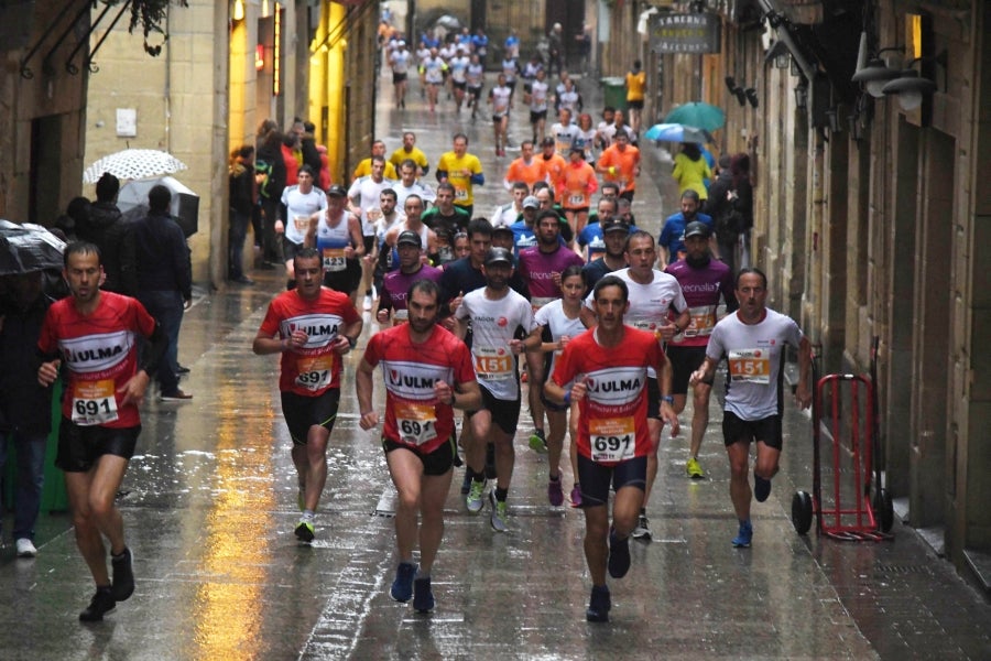 La XIII edición de la Carrera de Empresas se ha celebrado este domingo en Donostia. La lluvia no ha podido con los cientos de corredores que han participado en la prueba.
