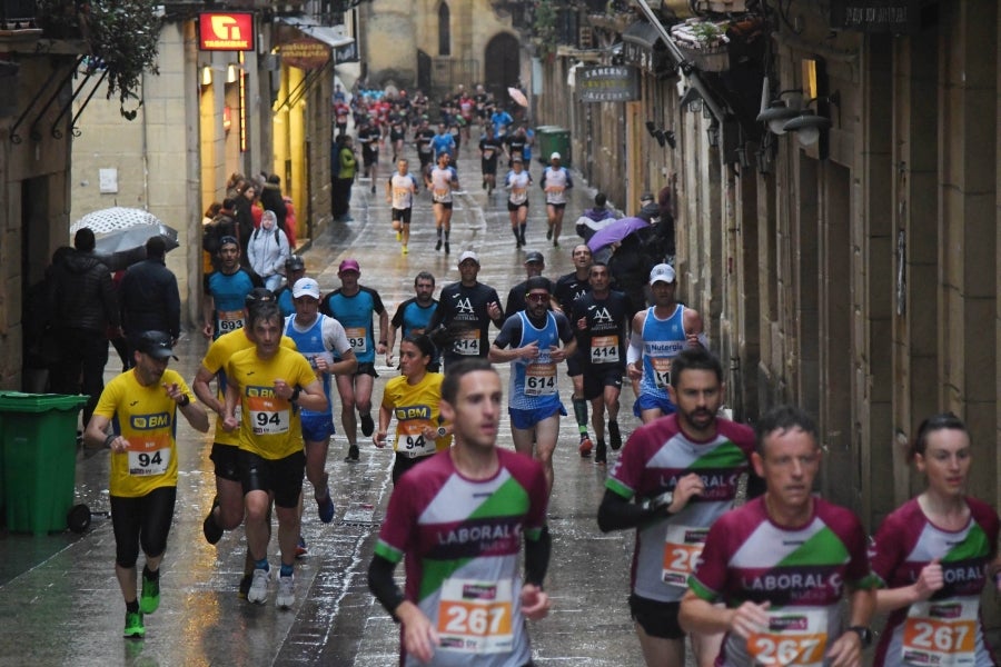 La XIII edición de la Carrera de Empresas se ha celebrado este domingo en Donostia. La lluvia no ha podido con los cientos de corredores que han participado en la prueba.