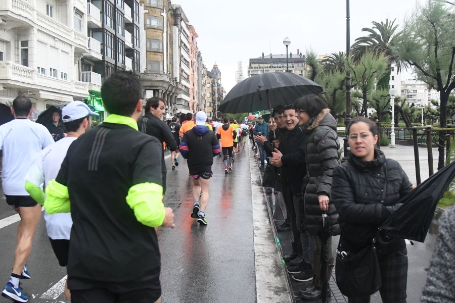 La XIII edición de la Carrera de Empresas se ha celebrado este domingo en Donostia. La lluvia no ha podido con los cientos de corredores que han participado en la prueba.