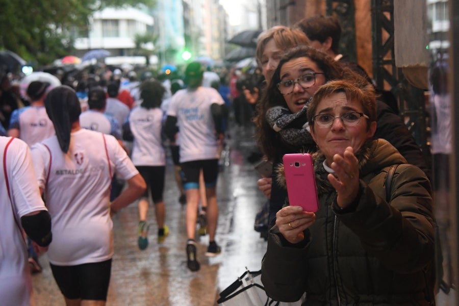 La XIII edición de la Carrera de Empresas se ha celebrado este domingo en Donostia. La lluvia no ha podido con los cientos de corredores que han participado en la prueba.