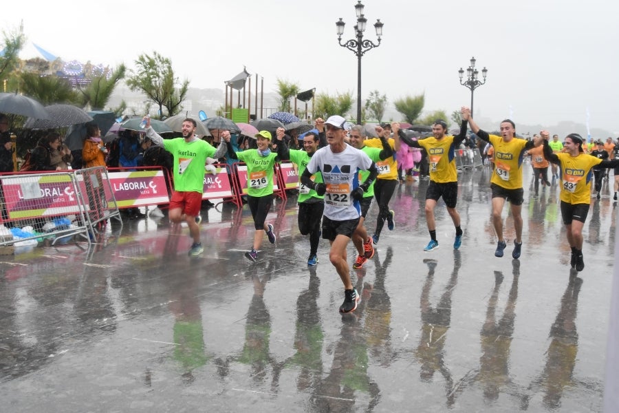 La XIII edición de la Carrera de Empresas se ha celebrado este domingo en Donostia. La lluvia no ha podido con los cientos de corredores que han participado en la prueba.