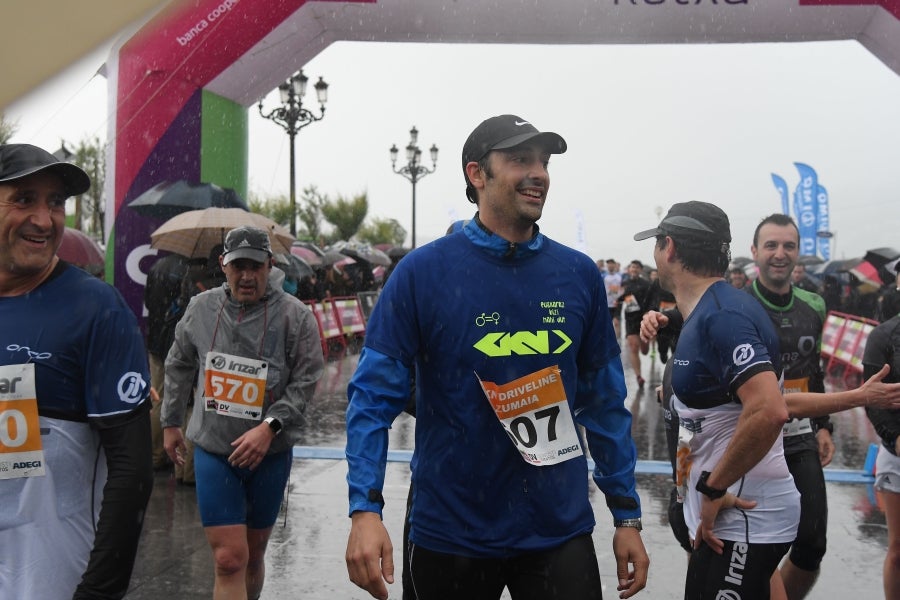 La XIII edición de la Carrera de Empresas se ha celebrado este domingo en Donostia. La lluvia no ha podido con los cientos de corredores que han participado en la prueba.